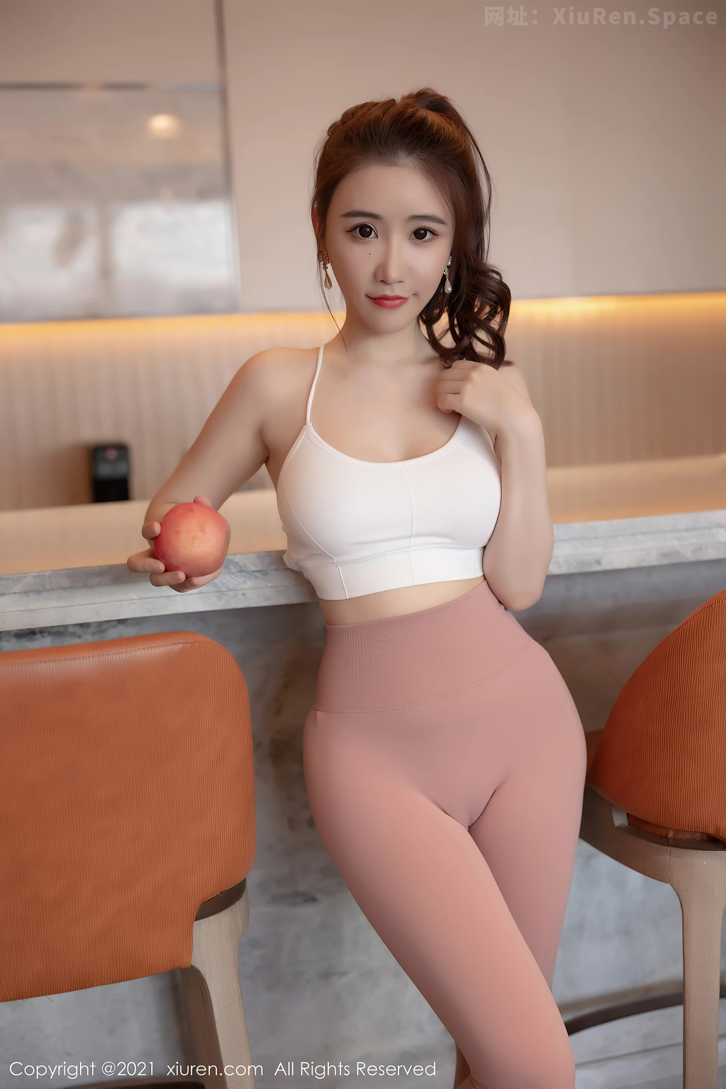 图片[4]-[XiuRen秀人网]VOL.3755 女神Cherry绯月樱江浙沪旅拍白色吊带配紧身服饰丰满诱惑写真61P-秀人网官方网站